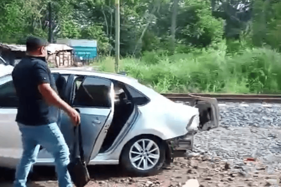 ¡Le quisieron ganar el paso! Auto es embestido por Tren Interoceánico en Teapa…y salen ilesos sus tripulantes