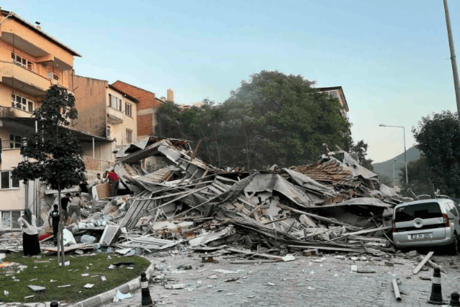 Colapsan al menos 10 edificios por terremoto de magnitud 6.1 en Turquía