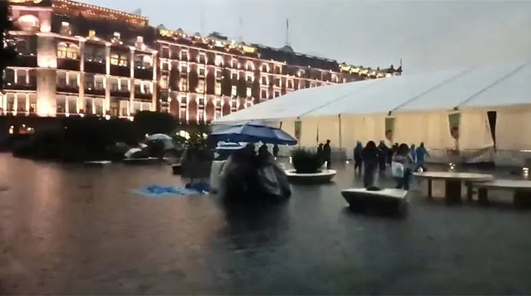 Lluvias provocan caos en CDMX y ‘sumergen’ al Centro Histórico