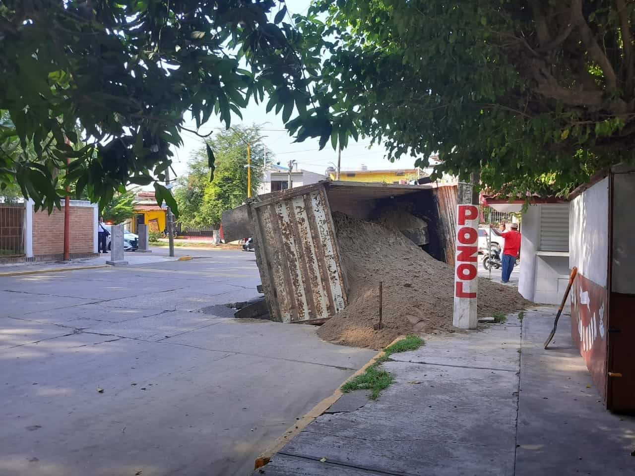 Se hunde volteo con arena en calle de Cunduacán