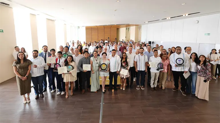 Entrega gobernador Premio Estatal de la Juventud 2025 a 10 tabasqueños