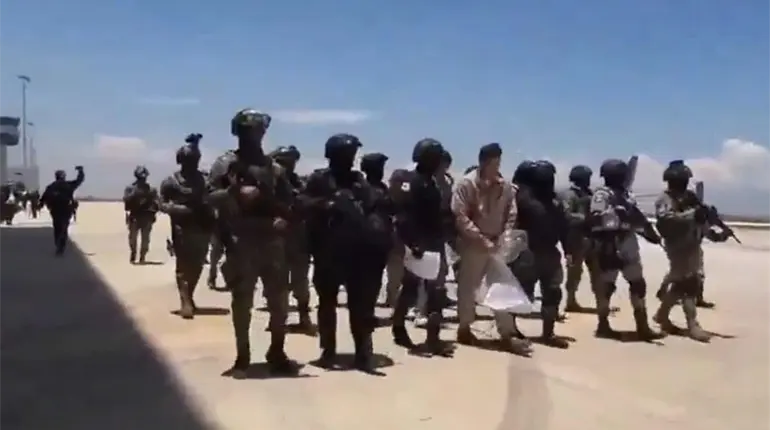 Presentan cargos por tráfico de fentanilo y armas contra tres de los 26 criminales trasladados a EE. UU.