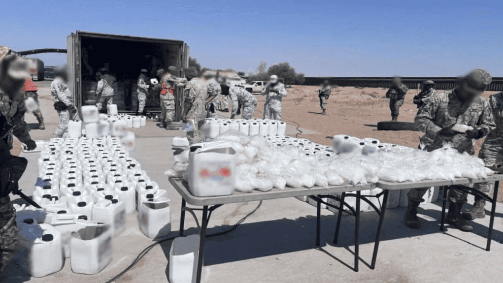 Aseguran metanfetamina sólida y líquida en bidones de refresco en Sonora