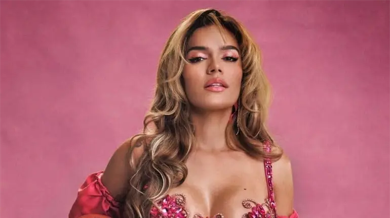 Karol G, la artista del show de medio tiempo en el duelo entre Kansas City y Los Ángeles Chargers en Brasil