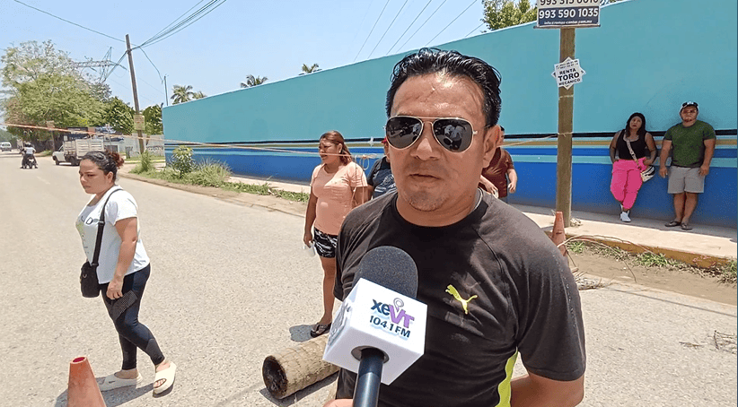 Tras varios días sin agua, habitantes de Residencial El Bosque consiguen apoyo de pipas con bloqueo carretero
