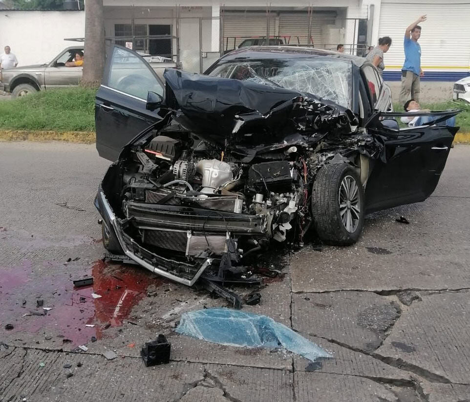 Se registra aparatoso accidente frente a la entrada de la colonia Miguel Hidalgo