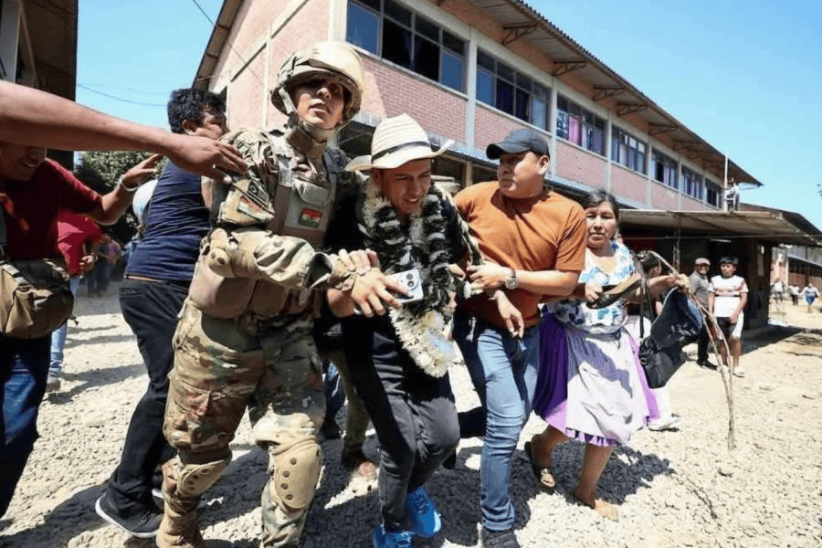 Apedrean y abuchean al candidato presidencial de Bolivia tras votar en el bastión político de Evo Morales