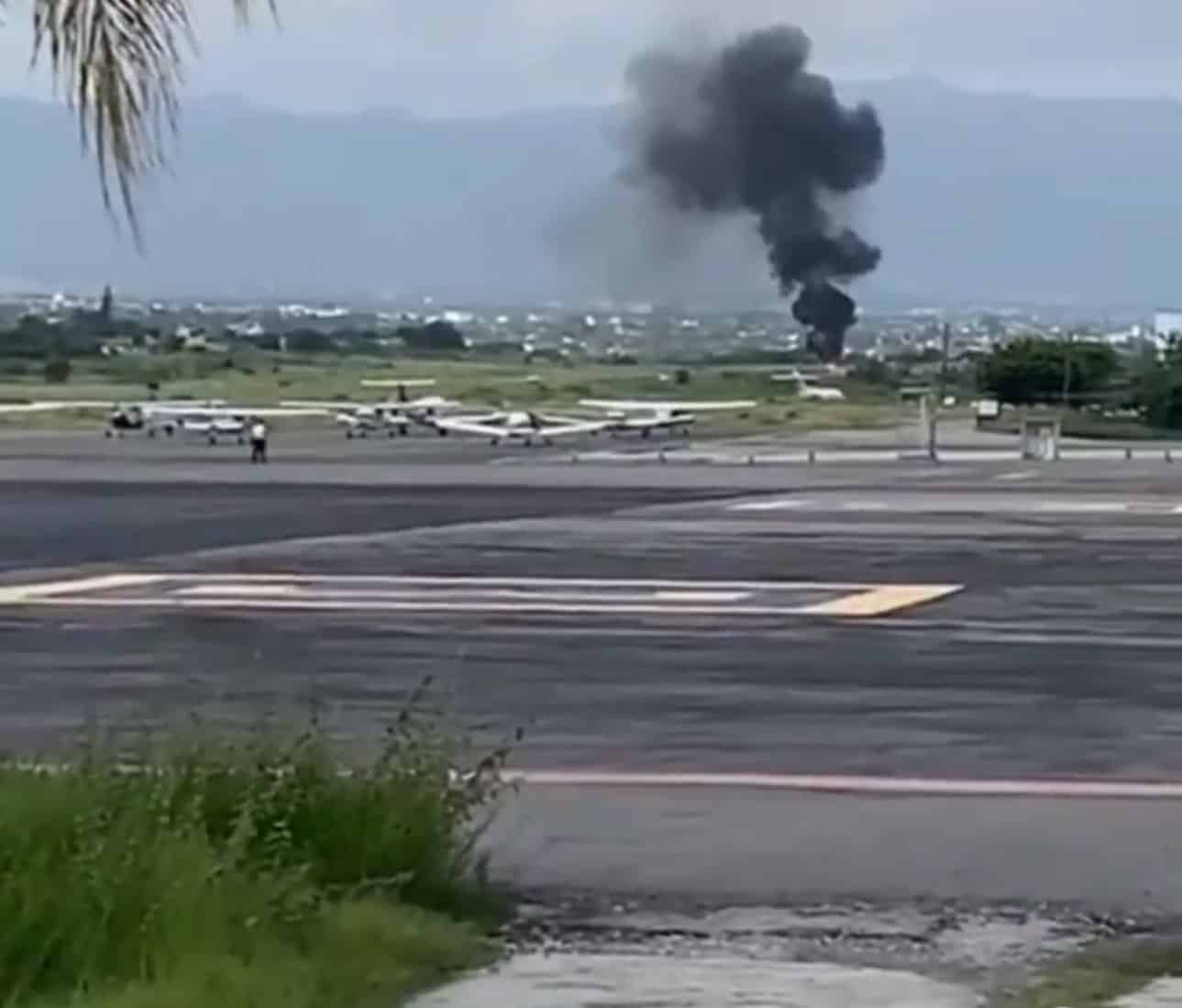 Avioneta sufre accidente y se incendia en Cuernavaca