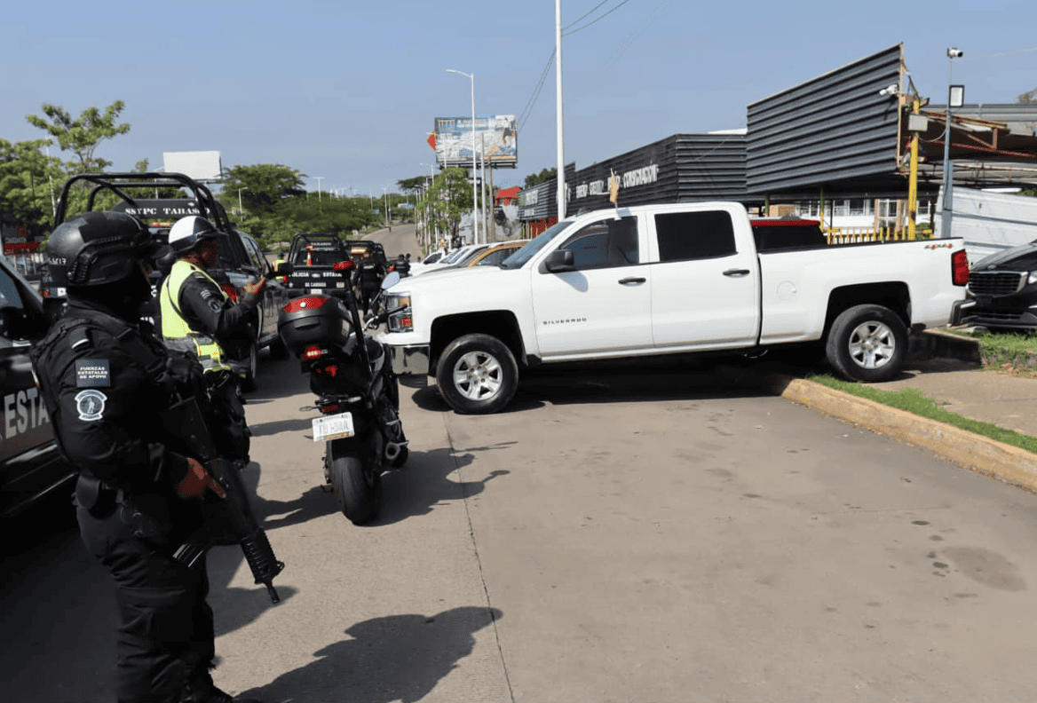 PEC retira vehículos del Periférico de Villahermosa por obstrucción de calles y banquetas