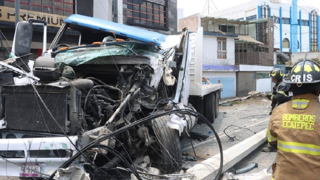 Pareja y menor se salvan de ser arrollados por tráiler tras accidente