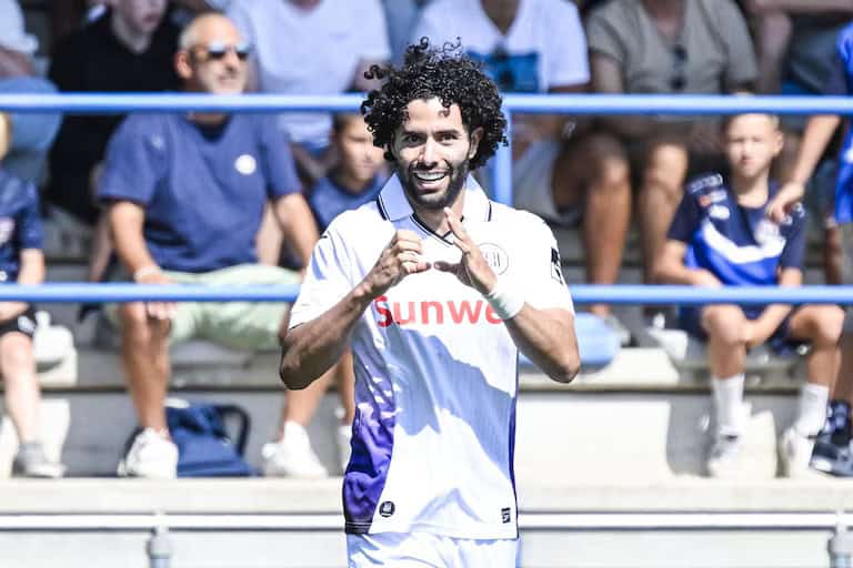 Con gol del mexicano César Huerta, Anderlecht vence al Dender