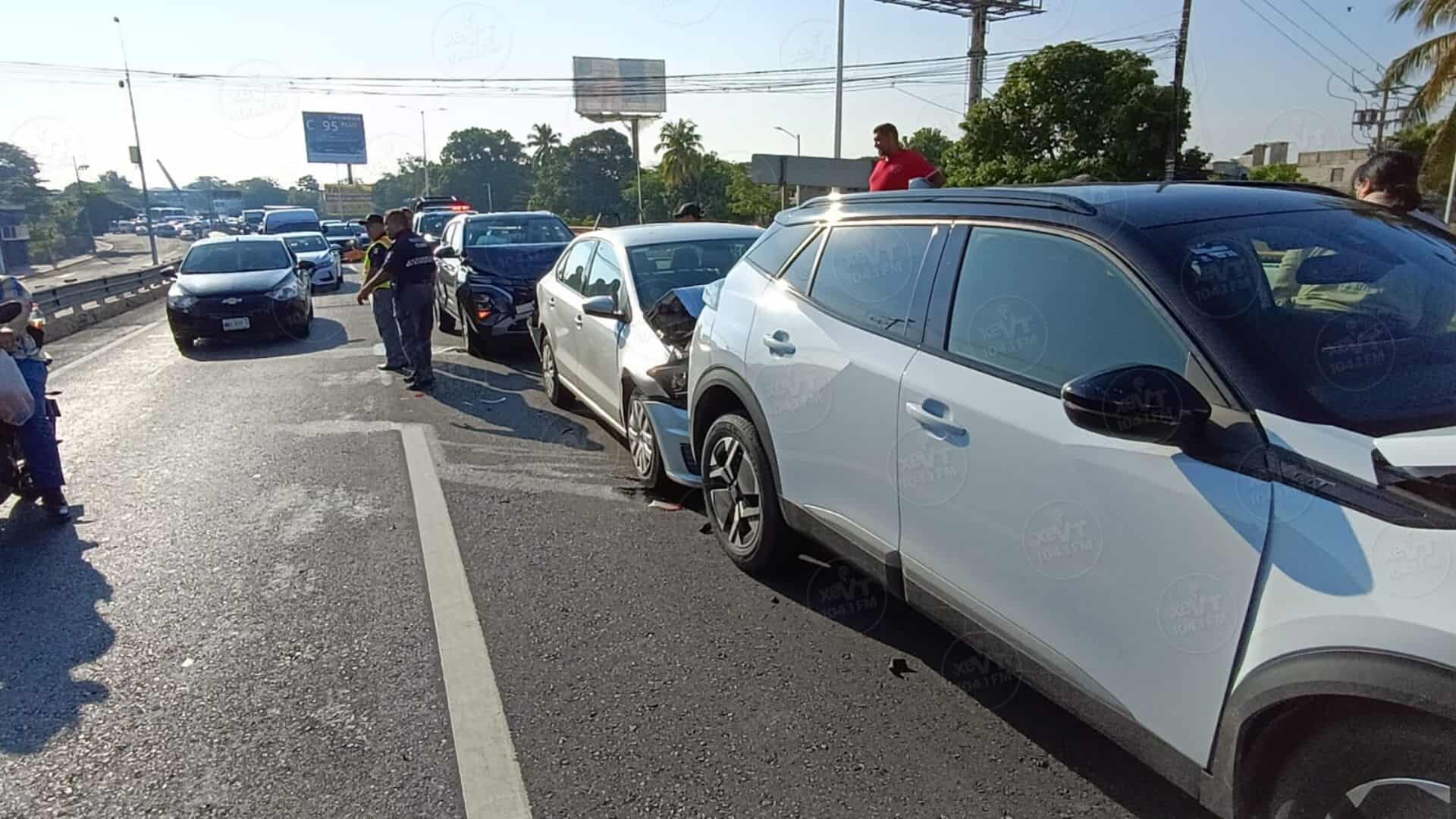 4 vehículos siniestrados y caos vial, deja carambola sobre puente Grijalva I