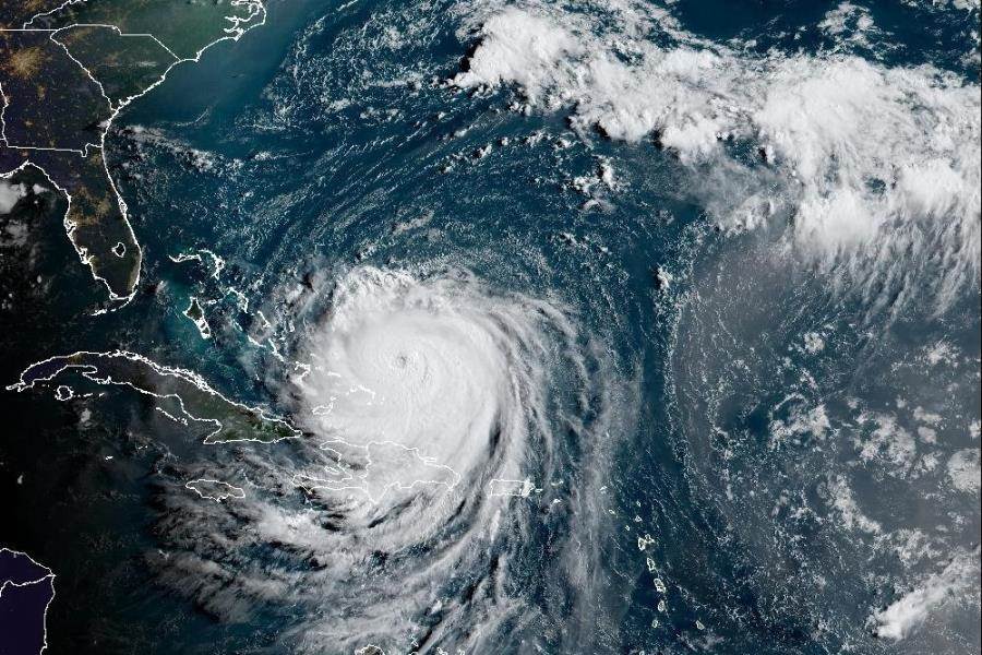 Evacúan islas turísticas en EE. UU. ante avance del huracán ‘Erin’