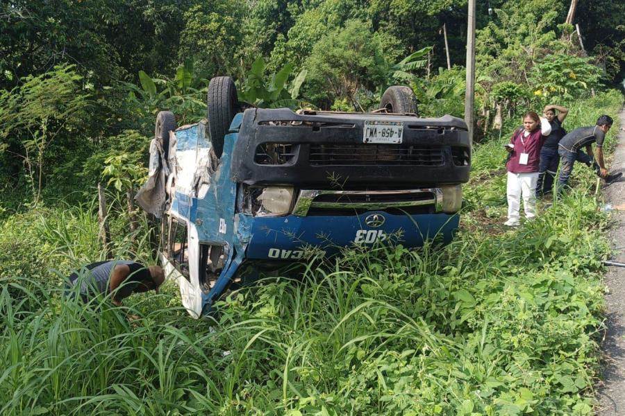 Intenta evadir bache y choca contra combi de transporte público en Jalapa; hay 10 lesionados