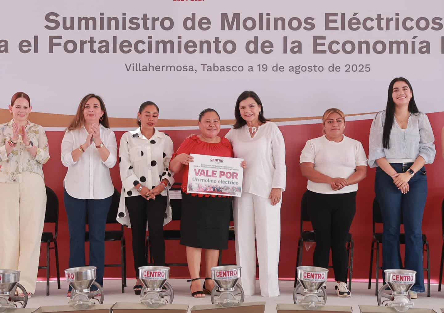 Entrega Centro molinos eléctricos del programa de Fortalecimiento Económico Familiar