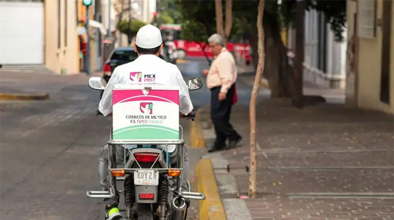 Carteros, oficio que se resiste a desaparecer; en Tabasco solo hay 89, uno es mujer