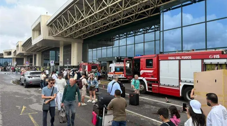 Hombre desata pánico en Aeropuerto de Milán, tras prender fuego a mostradores