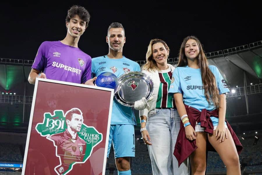El arquero brasileño Fabio, se convierte en el futbolista con más partidos en la historia