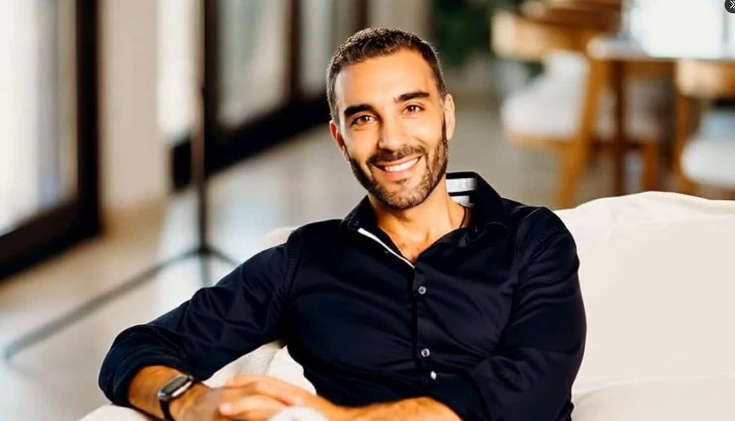 Simón Levy publica video desde aeropuerto tras emisión de ficha roja de la Interpol