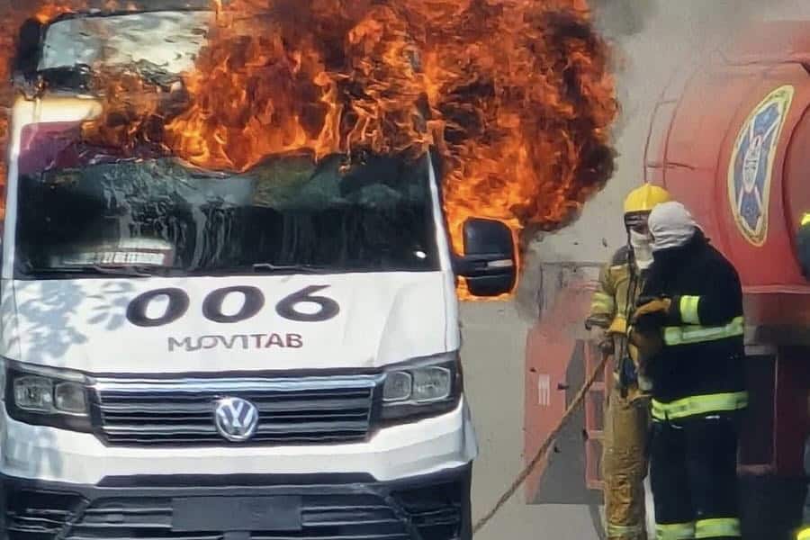 Se incendia unidad de Movitab en la Av. 27 de Febrero