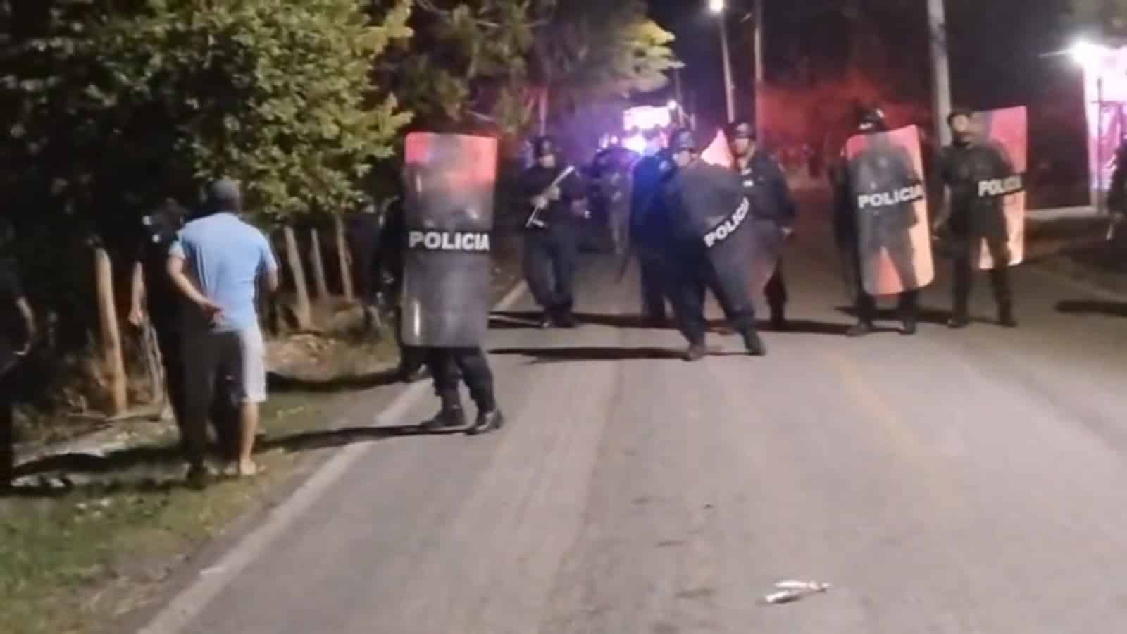 Con antimotines liberan paso a pipas en bloqueo de Barrancas y Guanal