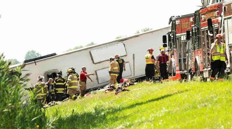 Varios muertos y heridos, deja accidente de autobús turístico en NY