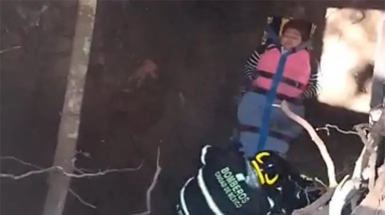 Cae mujer en socavón de 2 metros de profundidad en CDMX