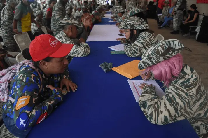 Acuden miles de venezolanos a enlistarse a Milicia Bolivariana tras convocatoria de Maduro