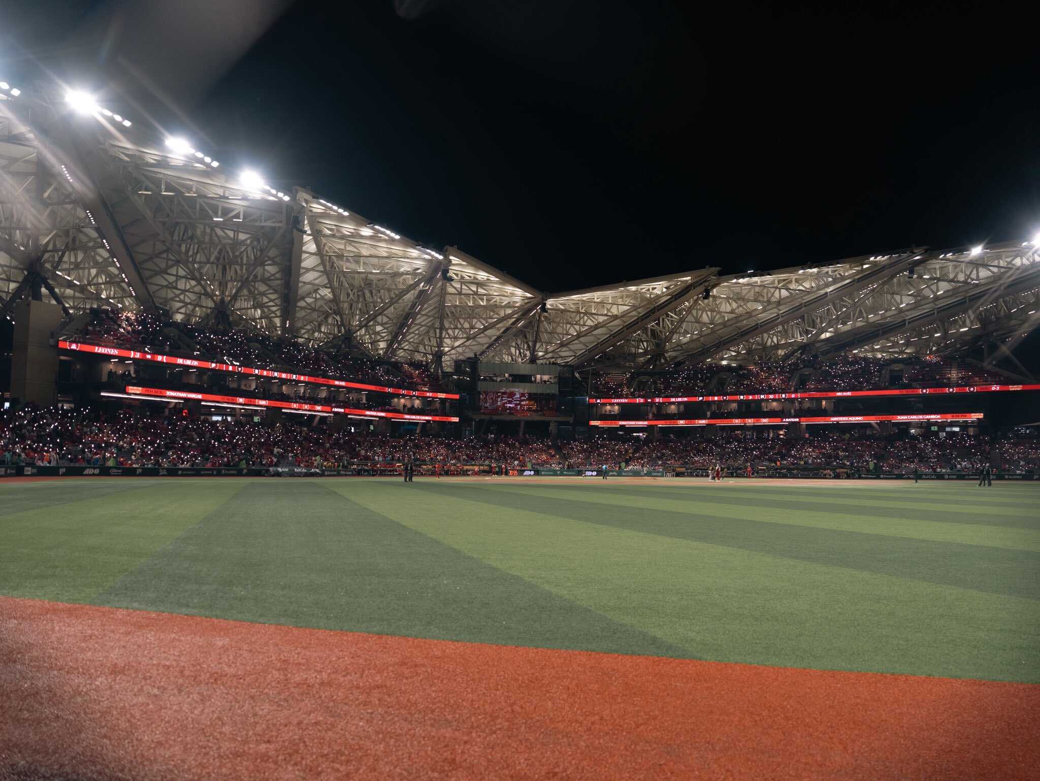 Niño recibe pelotazo durante Diablos vs Pericos; está en terapia intensiva