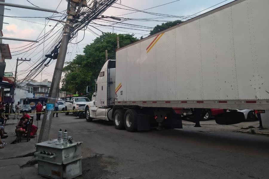 Tráiler se enreda en cables y derriba transformador en la colonia Miguel Hidalgo
