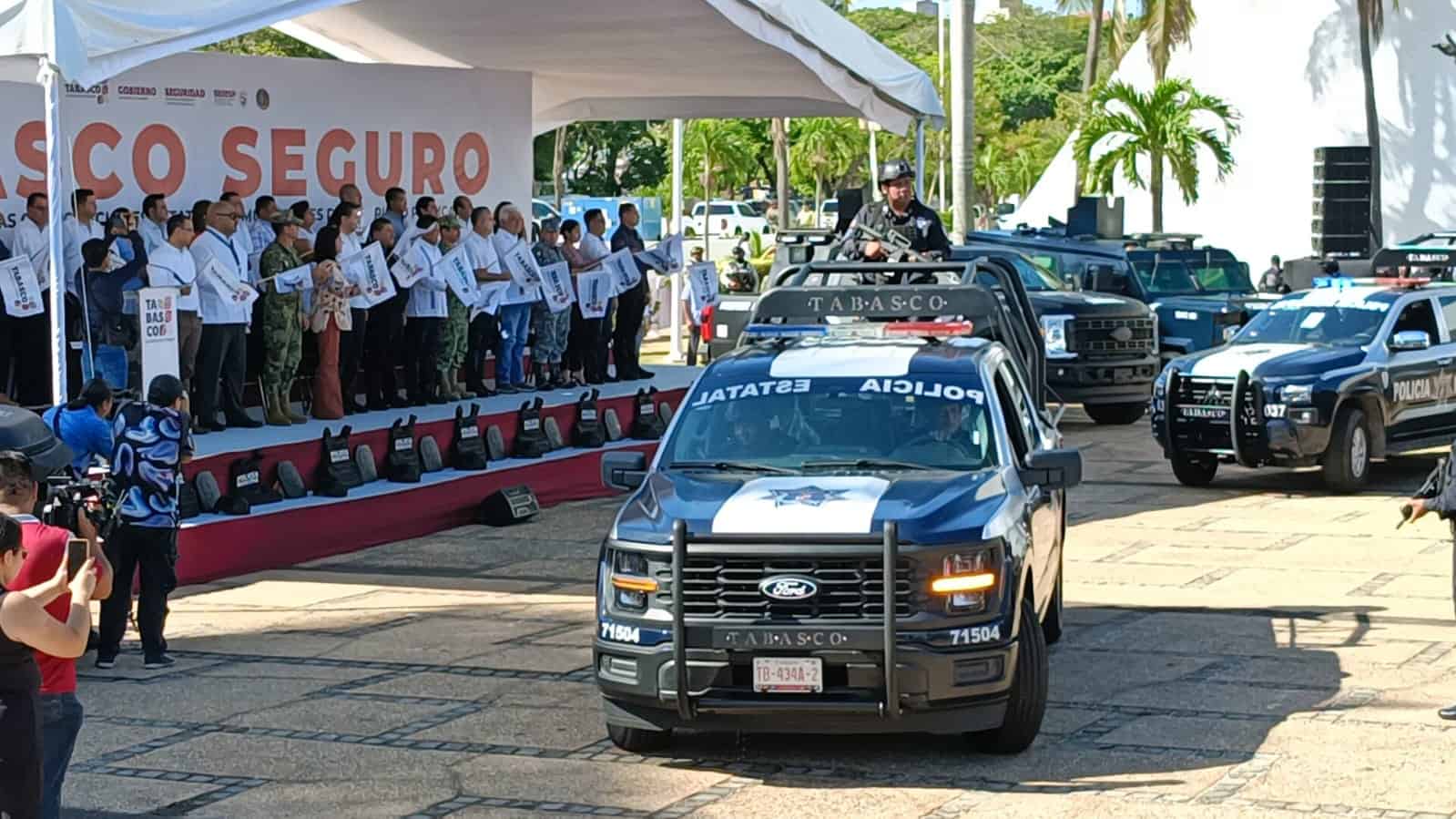 Entregan autoridades estatales y de Centro 100 patrullas y equipo policial