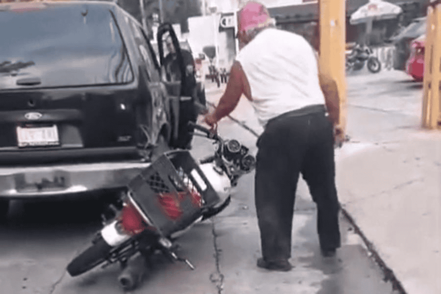 Exhiben a hombre arrastrando con su camioneta una moto en Villahermosa