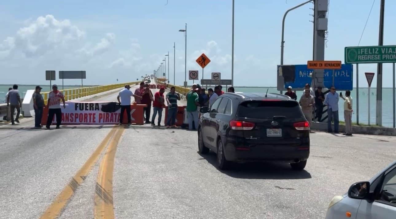Taxistas de Ciudad del Carmen bloquean puente Zacatal para exigir salida del transporte irregular