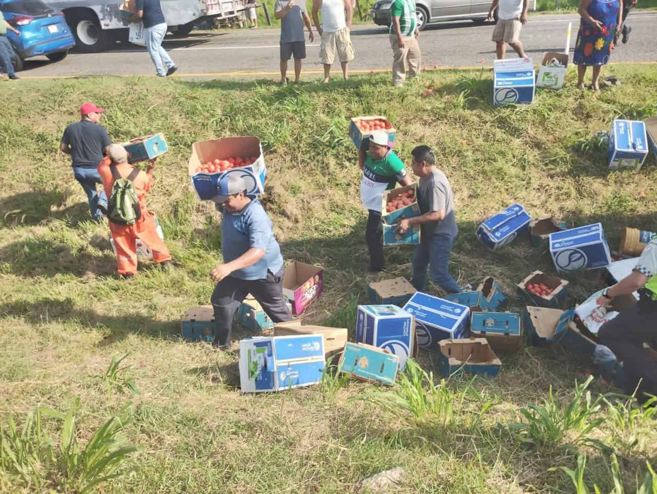 Rapiñan tomates de tráiler volcado en la Cárdenas – Villahermosa
