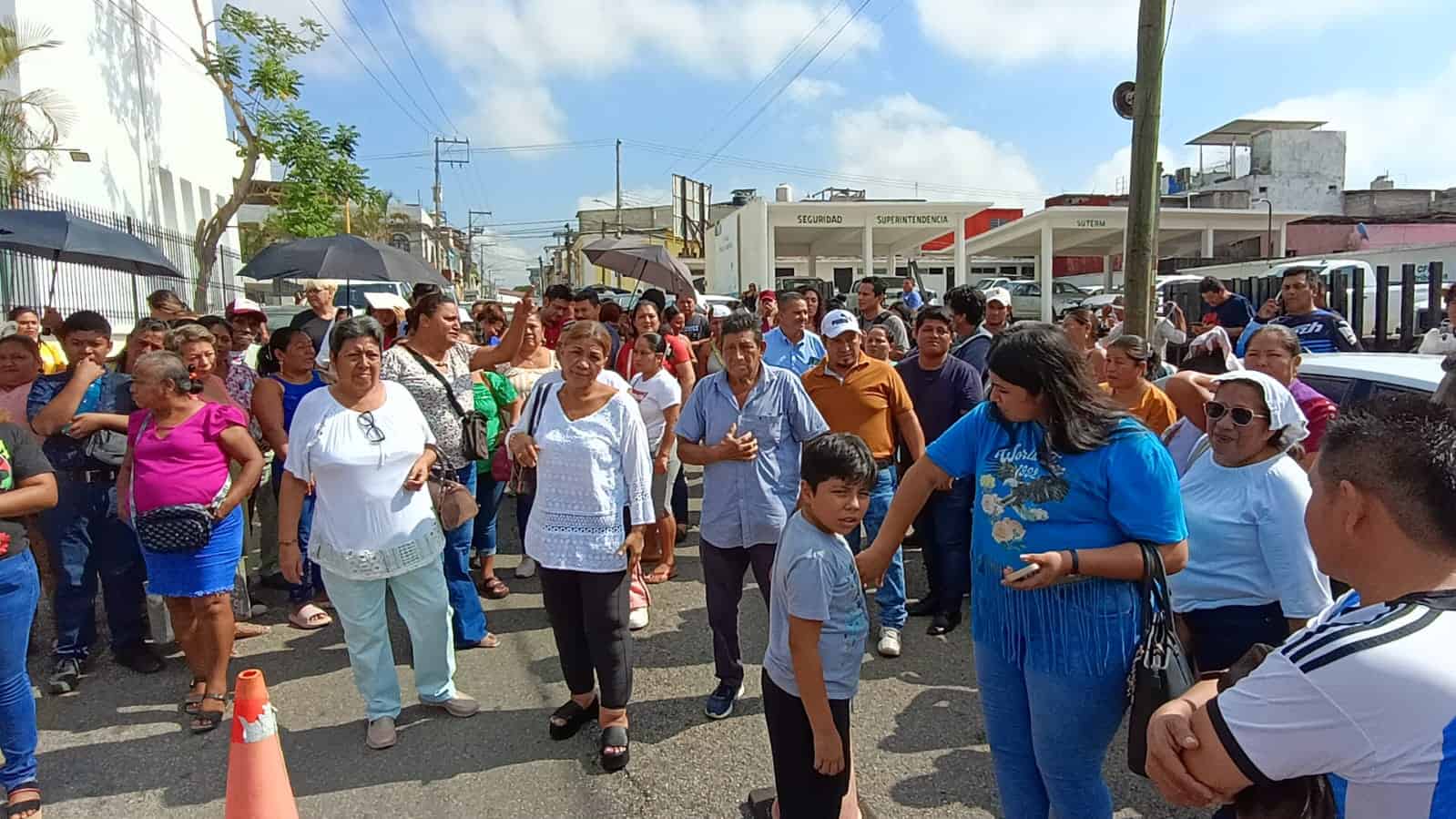 Protestan en CFE y colonos de Casa Blanca consiguen mesa de atención para regularizar el servicio en la zona