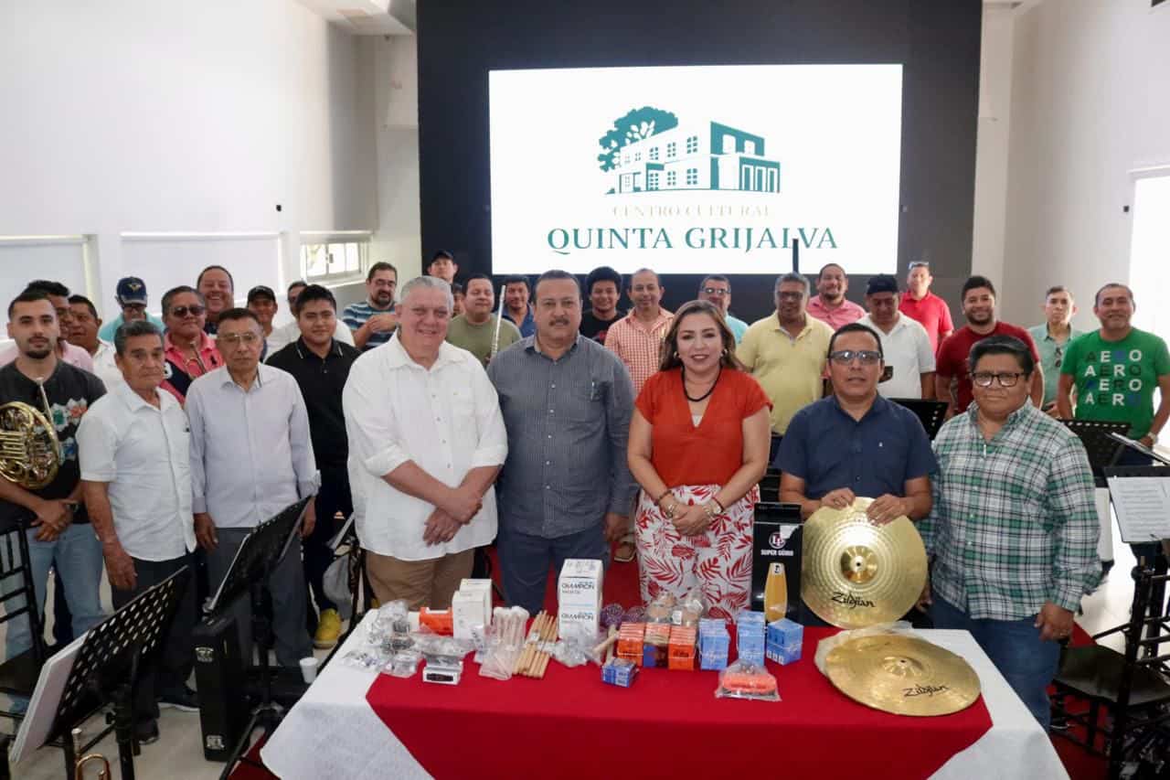 Entregan accesorios instrumentales a Banda Sinfónica del Gobierno