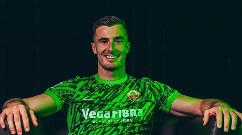 Iñaki Peña renueva con el Barcelona, pero sale cedido al Elche