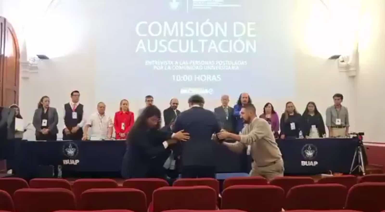 Candidato a rector de la BUAP se desmaya tras ser rechazado por falsificar documentos