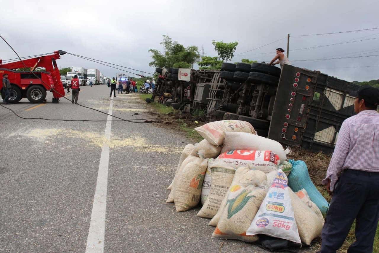 ¡Ahora maíz! Rapiñan tráiler en la Villahermosa-Escárcega