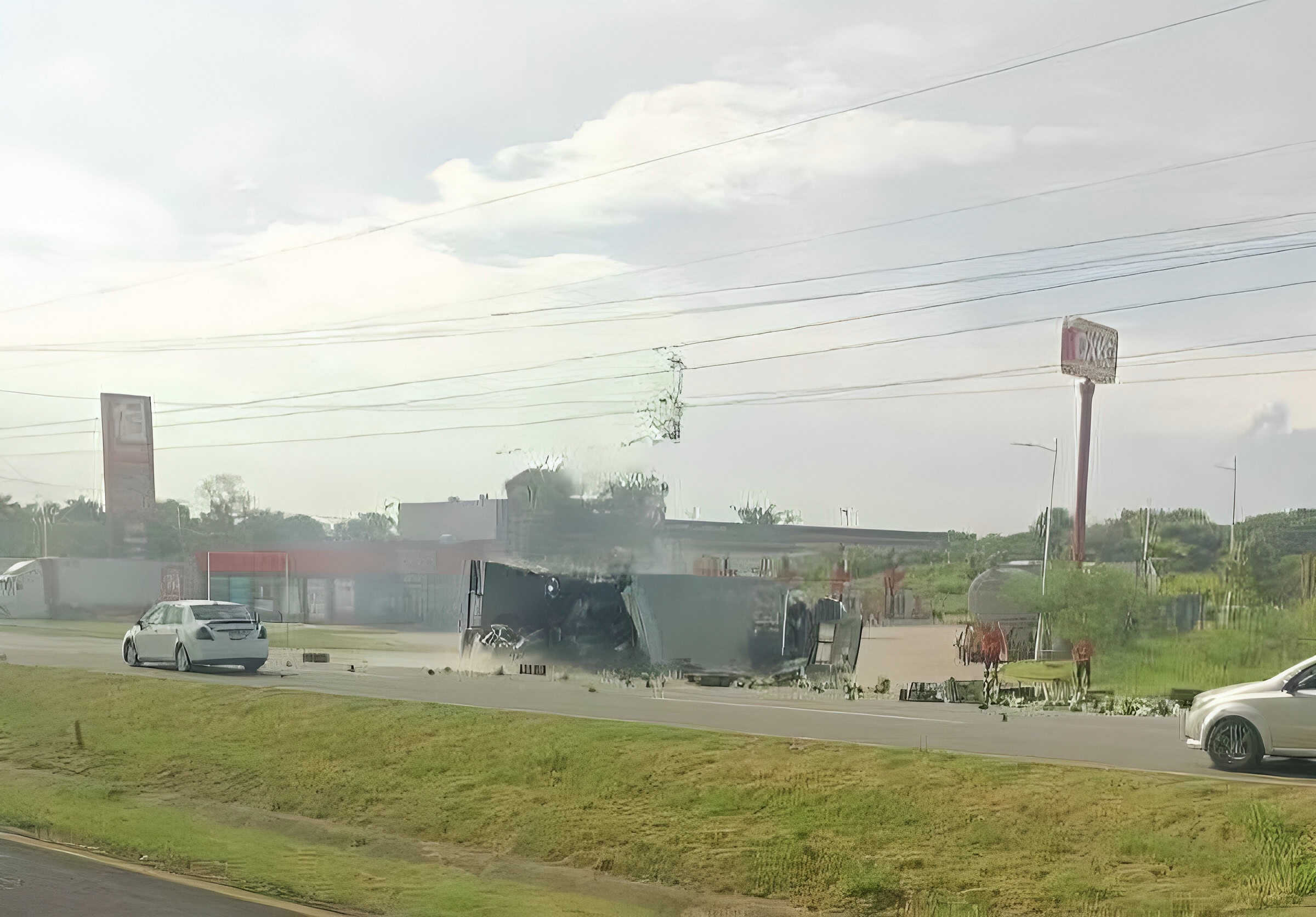 Vuelca camión cargado de tomates en la Cárdenas-Villahermosa ¡y lo rapiñan!