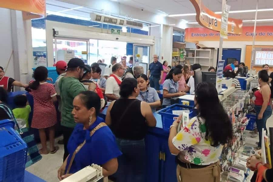 Padres de familia abarrotan venta de uniformes y útiles a un día del inicio del ciclo escolar