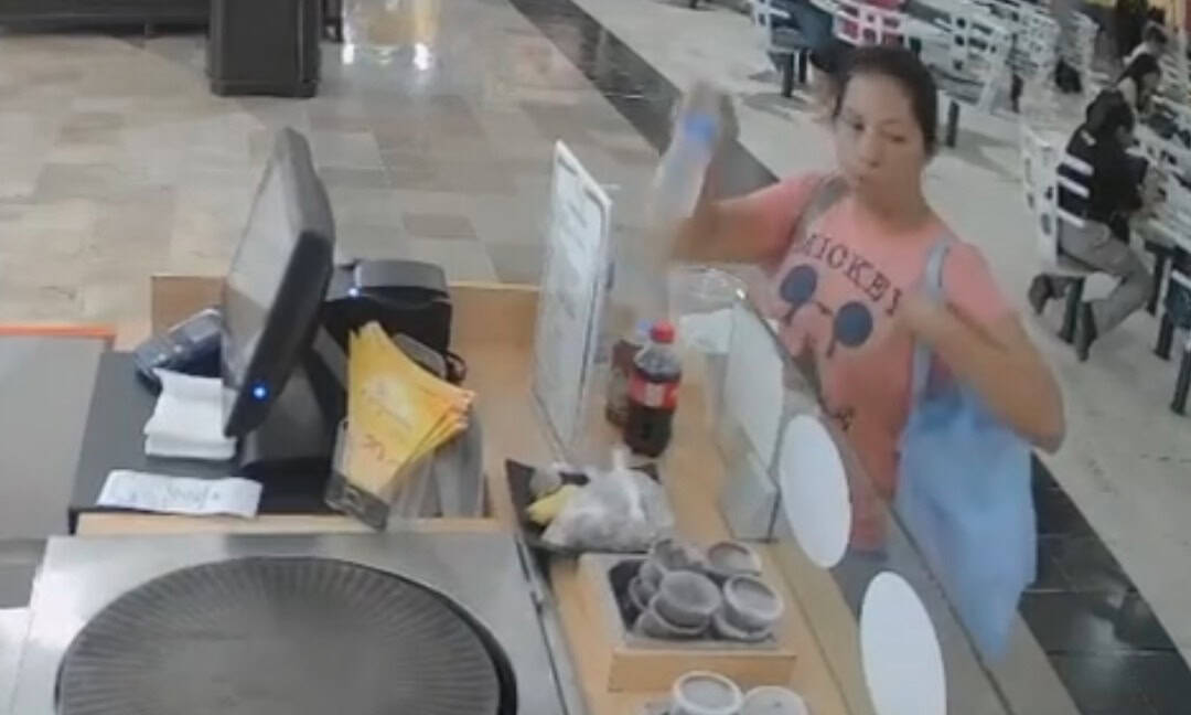 Roba botella de agua en puesto de crepas en Villahermosa