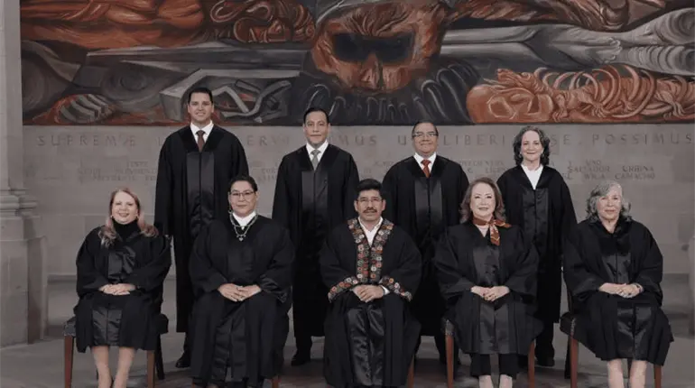 Hugo Aguilar aparece usando toga bordada en fotografía oficial de la Suprema Corte