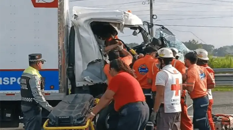 Queda atrapado entre unidad de carga, tras accidente en la Villahermosa-Cárdenas