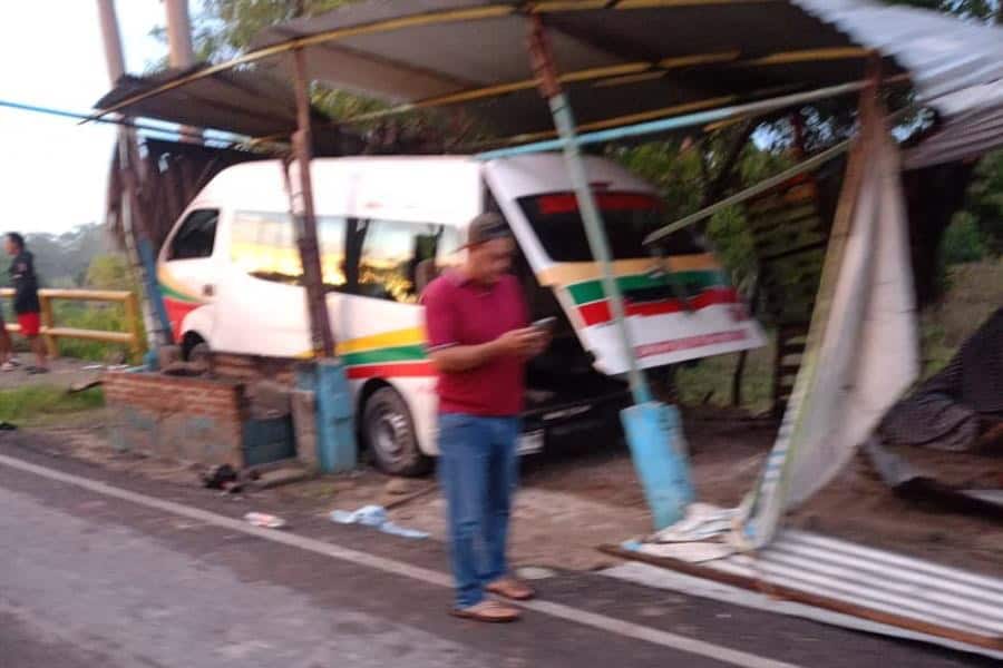 Chofer de combi pierde el control y se estrella contra puesto de comida en Nacajuca