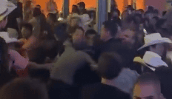 Exhiben a exgobernador de Querétaro peleando en un bar