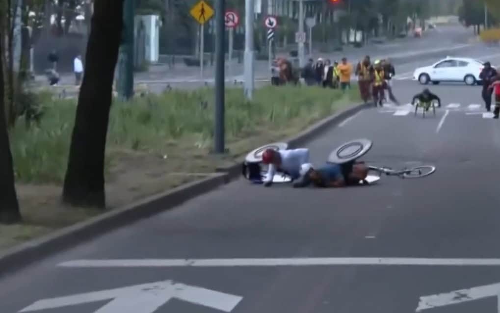 Bache provoca accidente con par de competidores de silla de rueda durante el Maratón de la CDMX