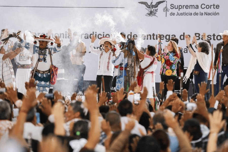 Ministros de la SCJN reciben bastones de mando de manos de pueblos indígenas en la CDMX