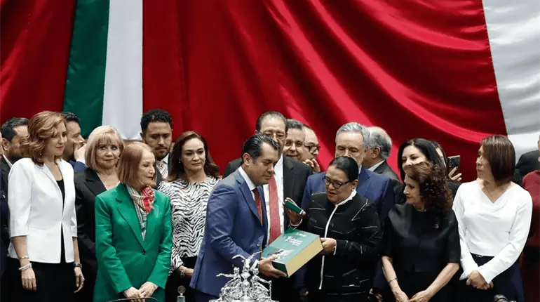 Rosa Icela entrega primer Informe de gobierno de Sheinbaum a diputados