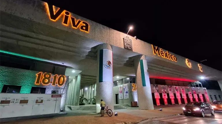 ¡Inician las fiestas patrias! Iluminan edificios y calles de Villahermosa